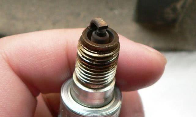 老司机教你保养汽车，何时更换火花塞？有三次要点要注意