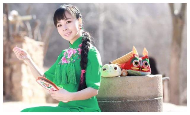 国家一级演员:因买不起房,回到农村种田,今放牛带娃成日常