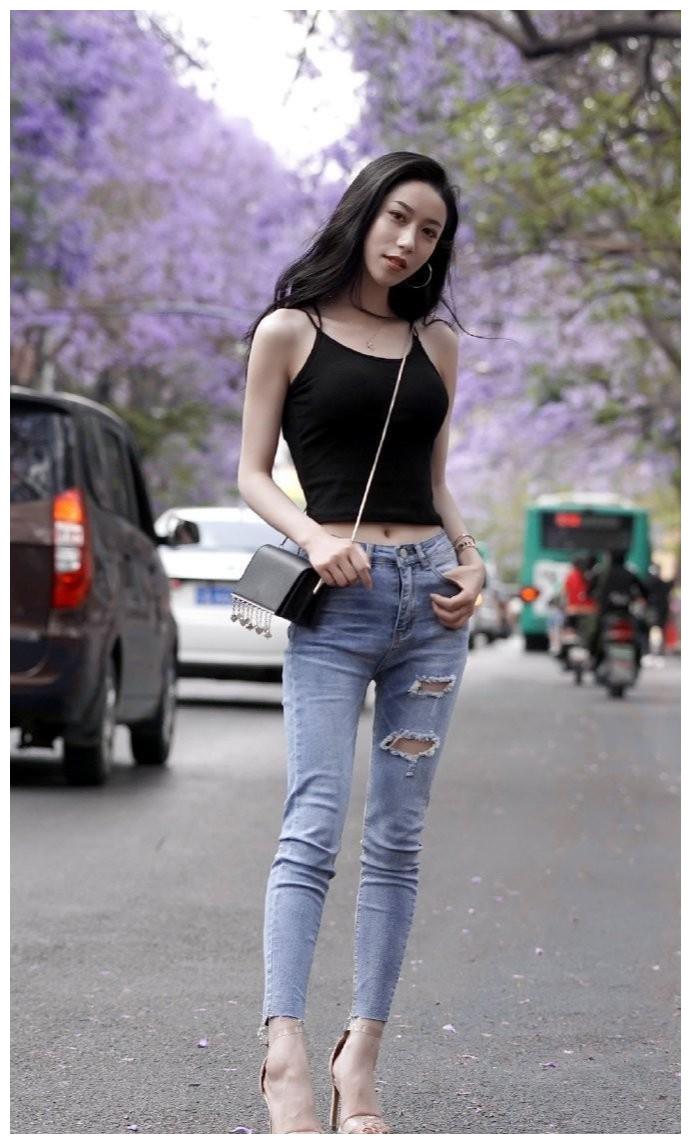 好漂亮的姑娘,好有型的破洞牛仔裤,这才是女神该有的样子