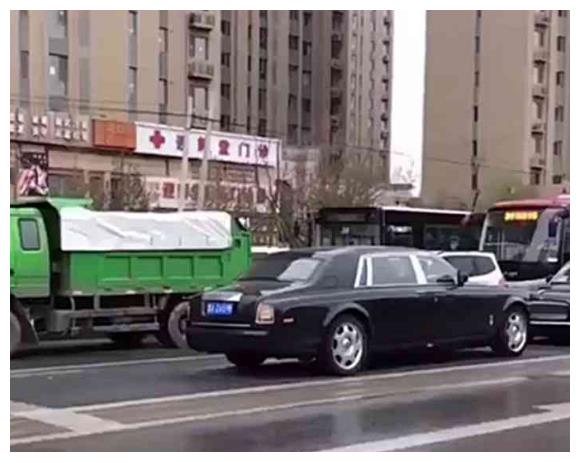劳斯莱斯逆行被辆国产车拦停,土豪看见车头不牛了,赶紧鞠躬致歉