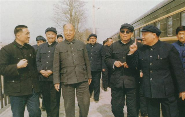 1955年授衔时,他负责宣读10大元帅的名单,自己却没有军衔