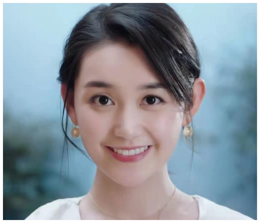 但是最近看到网上有言论说蒋依依显老,二十岁看着像三十岁.