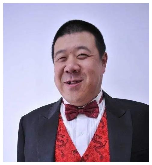 "大傻个"秦卫东,乡下养猪似农民,被嘲戏红人不红