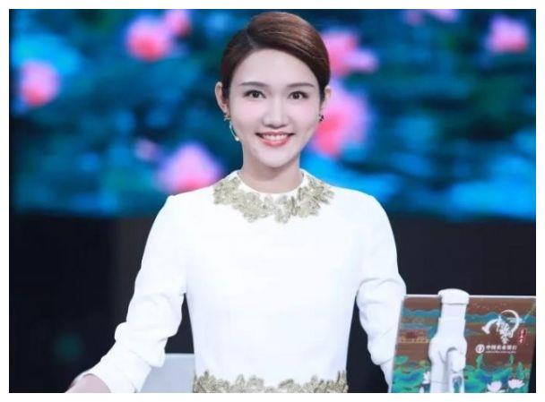 央视主持龙洋私生活曝光,与台上反差大,干饭人模式能吃一桌!