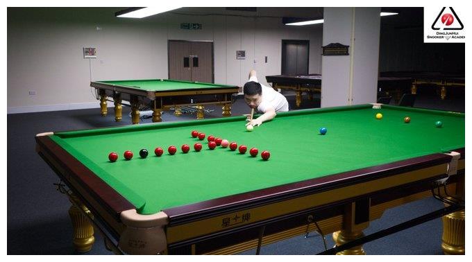 丁俊晖在自家球房备战!T恤上俩字抢镜,16岁小将世锦赛连过两关