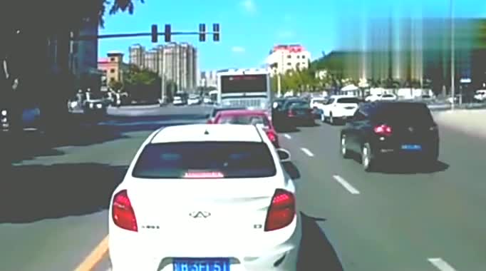 记录仪实拍强行并道碰上女司机，专治不走正道