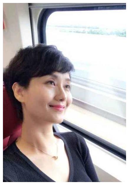 李颖晒近照并配文一回眸已是大半生颜值高非常显年轻