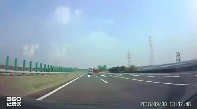 行车记录仪实拍高速路口发生连环事故，看老司机如何从容面对