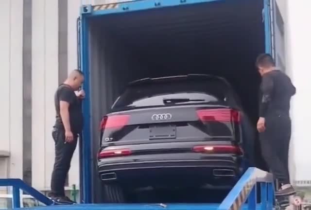 全新奥迪Q7到货开箱，就看这个灯，真不愧被称为灯厂