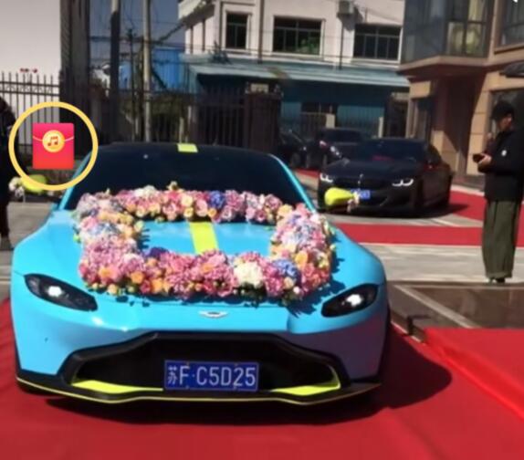 南通海门农村实拍阿斯顿马丁婚车，天蓝色车身回头率百分百！