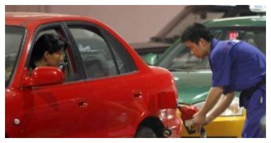 男子开车加油感觉“不对劲”,冒险拔出油枪后,他彻底怒了休闲区蓝鸢梦想 - Www.slyday.coM 男子开车加油感觉“不对劲”,冒险拔出油枪后,他彻底怒了休闲区蓝鸢梦想 - Www.slyday.coM