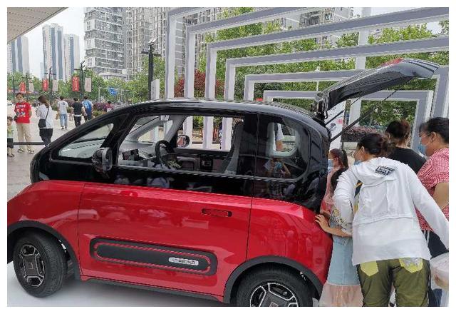 新宝骏又出了新车,有自动泊车+续航305km,用户:体验完就想订车