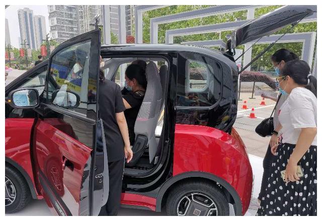 新宝骏又出了新车,有自动泊车+续航305km,用户:体验完就想订车