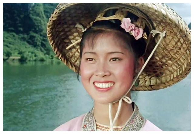 刘三姐饰演者黄婉秋成名后谈了场姐弟恋如今78岁儿孙满堂