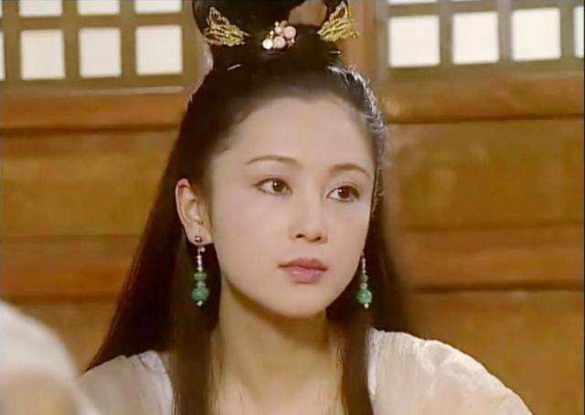 陈红是从古装剧中走出的美人,她的容貌足以胜任中国四大美女之一