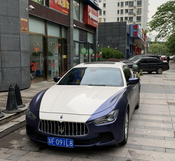 南通港闸区实拍爆改玛莎拉蒂吉博力，双色车身非常显眼！