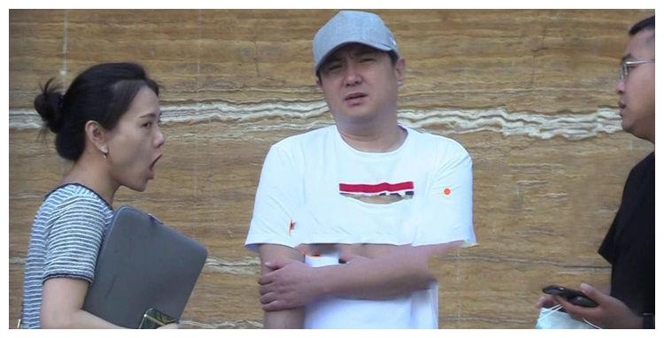 沈腾三亚买海景房后现身船务公司疑要买游艇，打扮随意双下巴明显