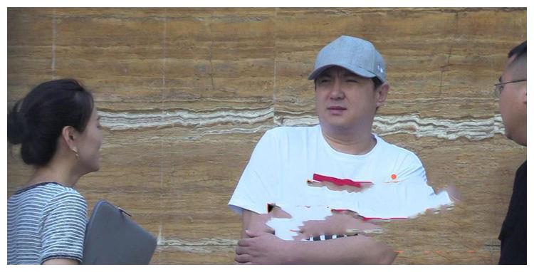 沈腾三亚买海景房后现身船务公司疑要买游艇，打扮随意双下巴明显