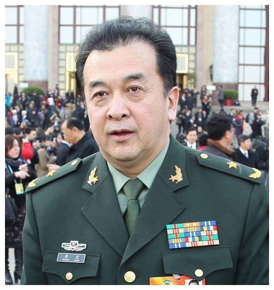 黄宏:24次登春晚,享少将军衔,被免职后销声匿迹,今咋样了?