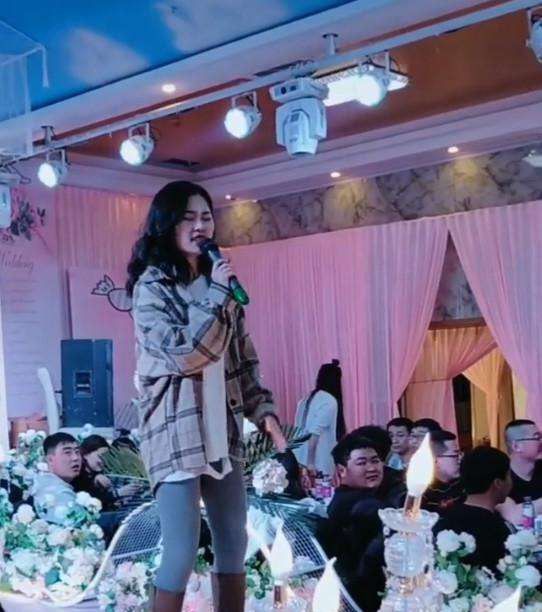 阿悠悠,一夜爆红的网络歌手,10个月过去,现在怎么样了?