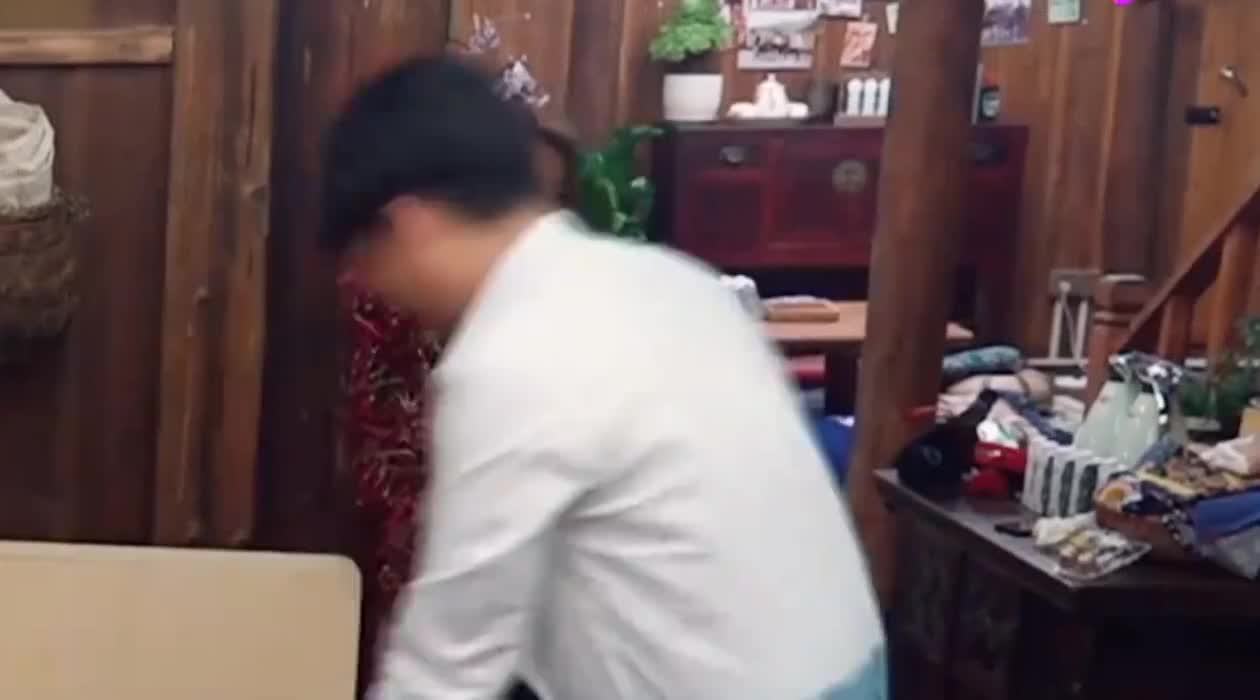 于和伟的豪宅内景曝光,曾和王丽坤传绯闻,客厅环境