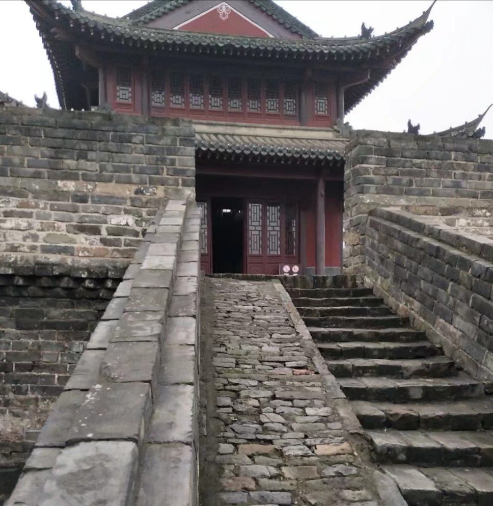 一说到荆州的名胜古迹,首先必须要提的,肯定是荆州的古城墙,这可是在
