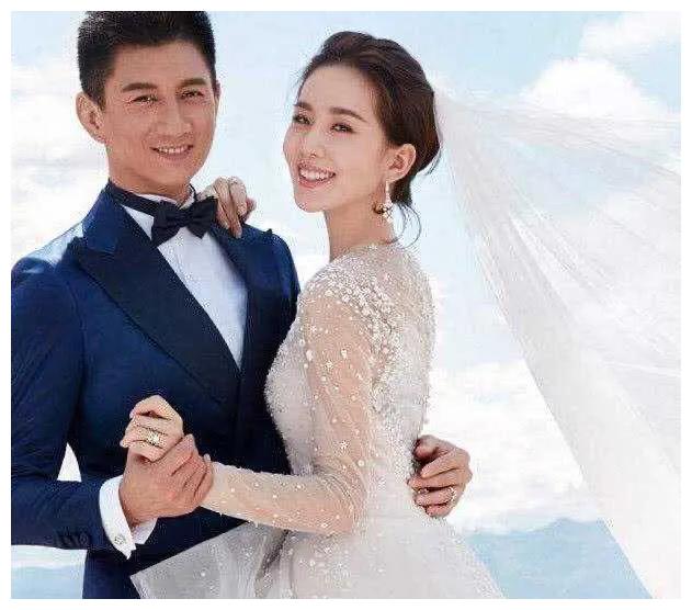 儿子一周岁,刘诗诗正式复出,一家三口很幸福