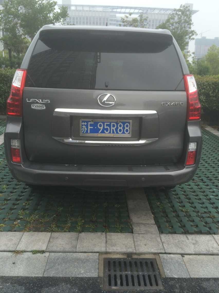 南通如皋某小区实拍雷克萨斯LX460，气场秒杀周围众车！