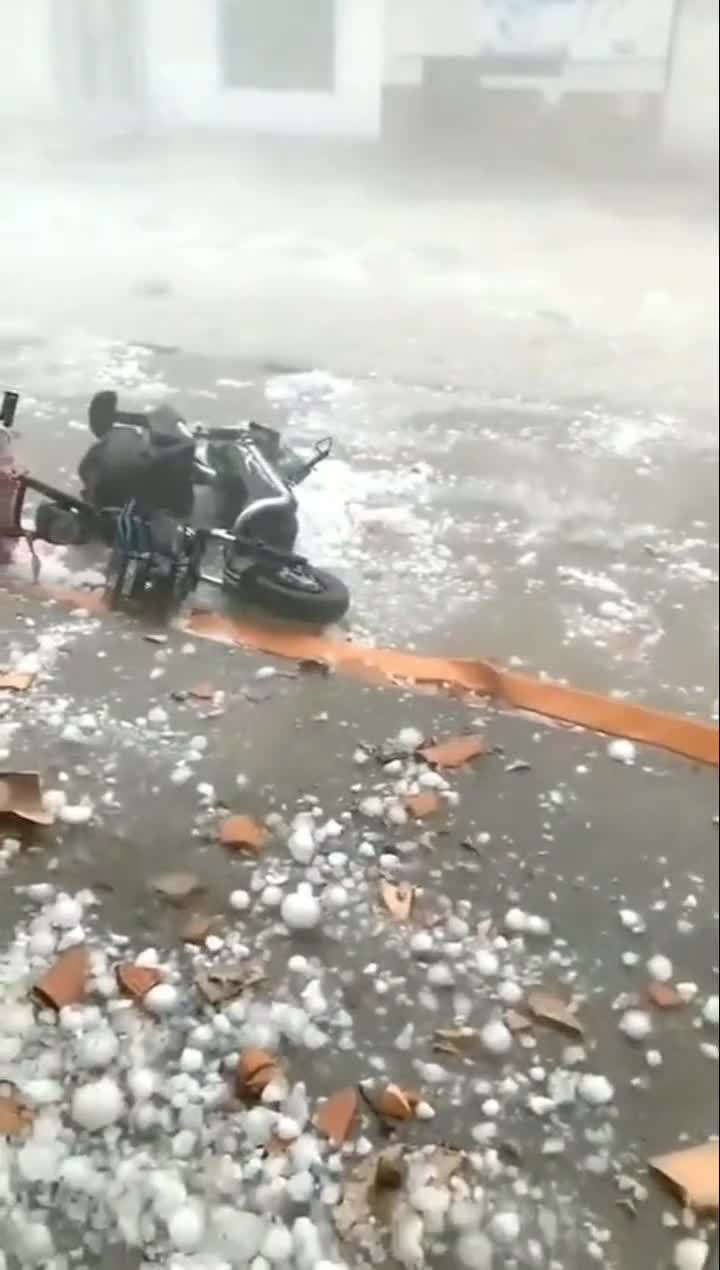 见过最大的冰雹，汽车砸的千疮百孔，保险公司都忙不过来了