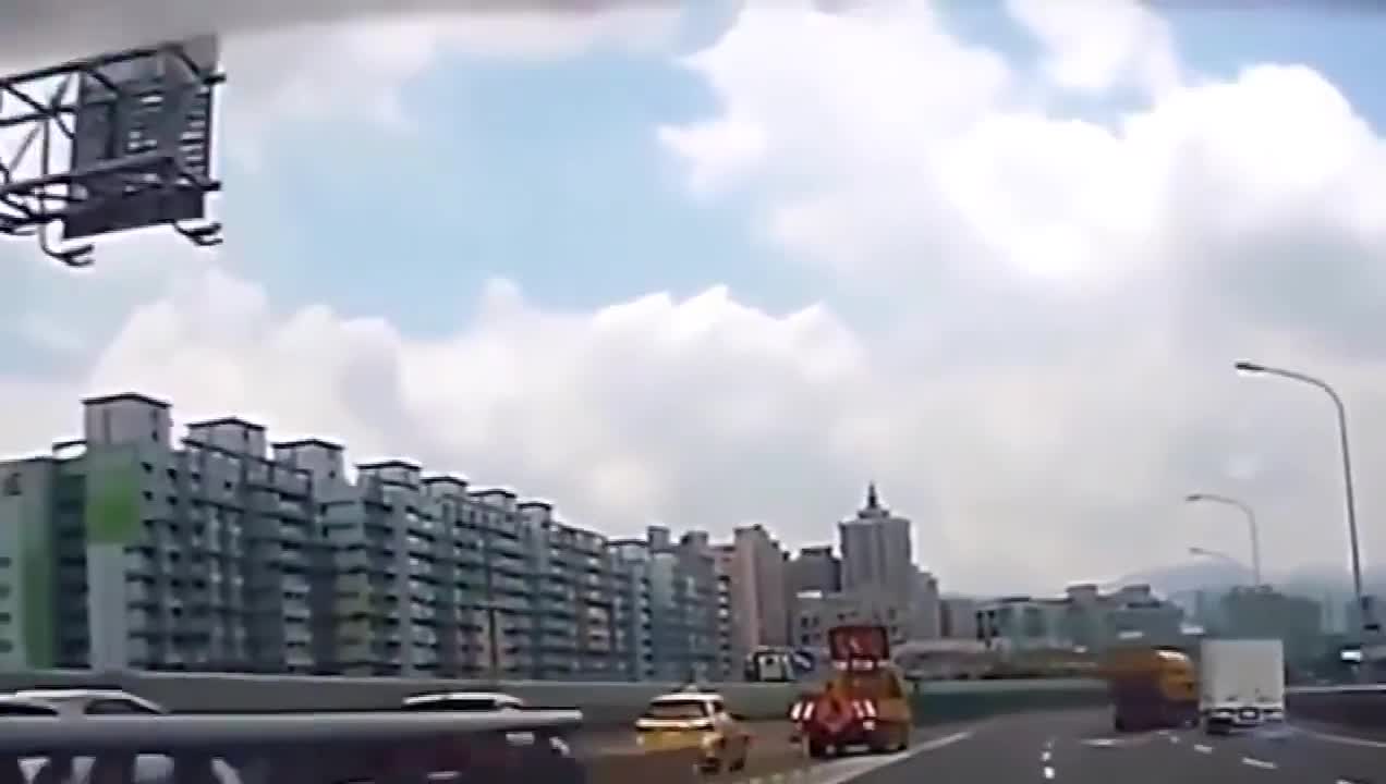 行车记录仪实拍：女司机提前预测到危险，说的很有自豪感