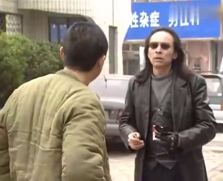 菜刀队老大真是落伍了,拿菜刀跟拿枪的黑社会斗,彻底熄火