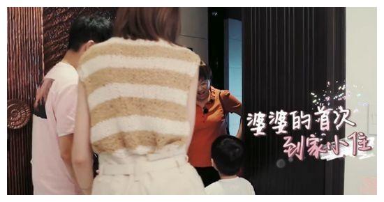 林志颖听见门外有人敲门声,他就知道应该是妈妈来了,然后就去把两个