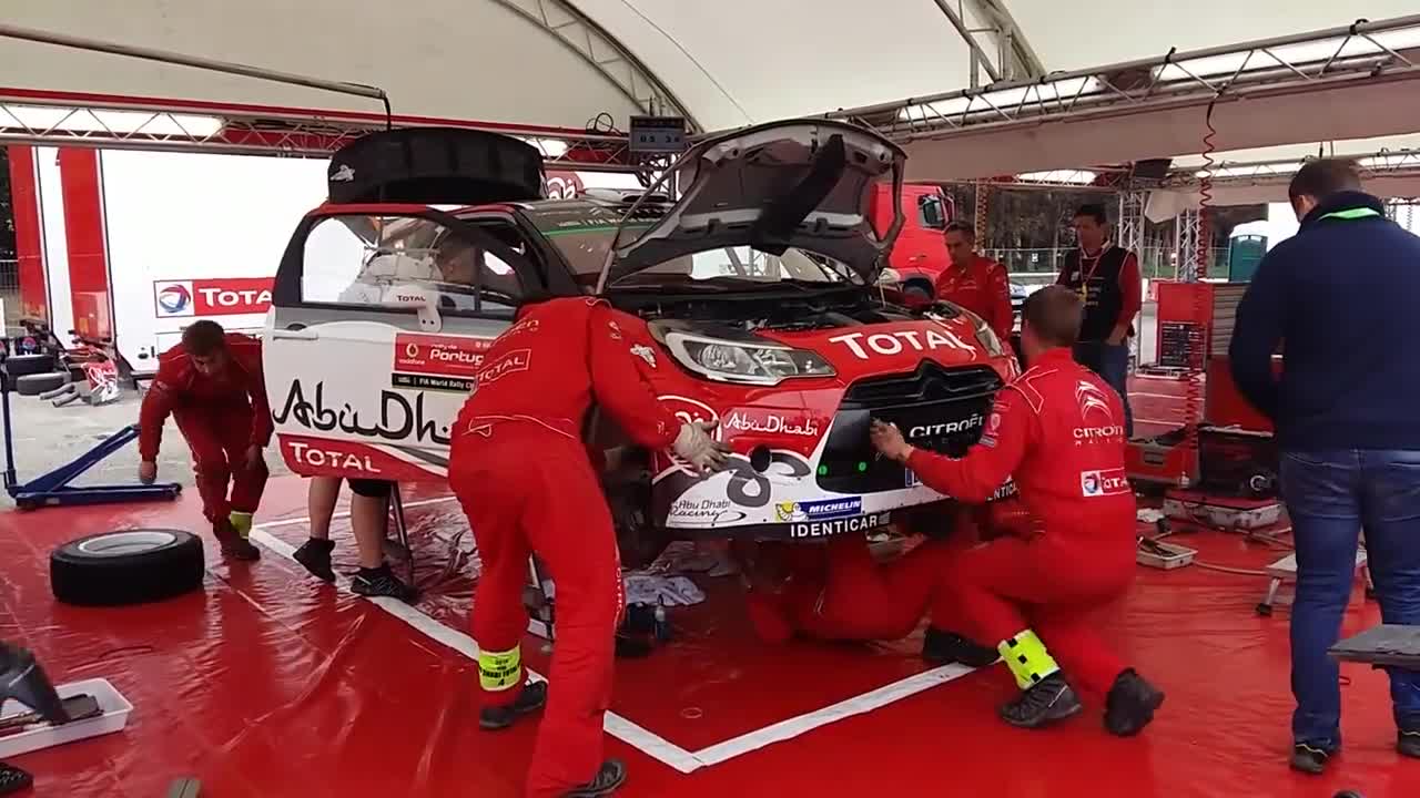现场实拍WRC赛车雪铁龙C3维修刹车，不是一般的专业！