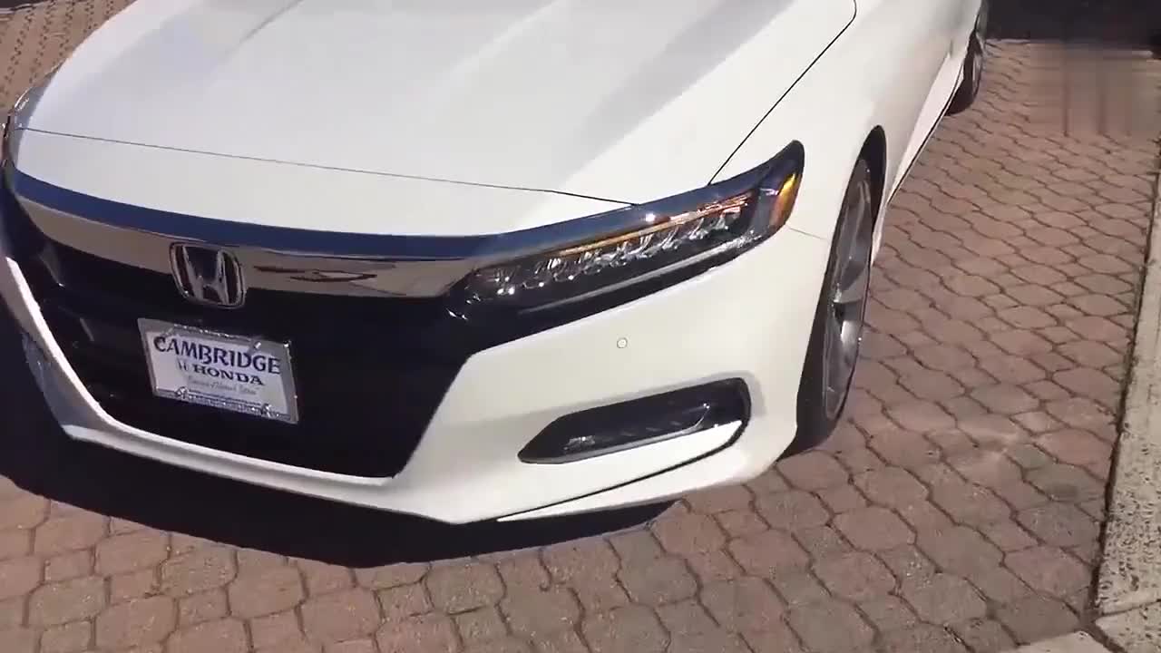 炯炯有神的大灯，霸气的前脸动感的车身线条，白色2018款雅阁实拍