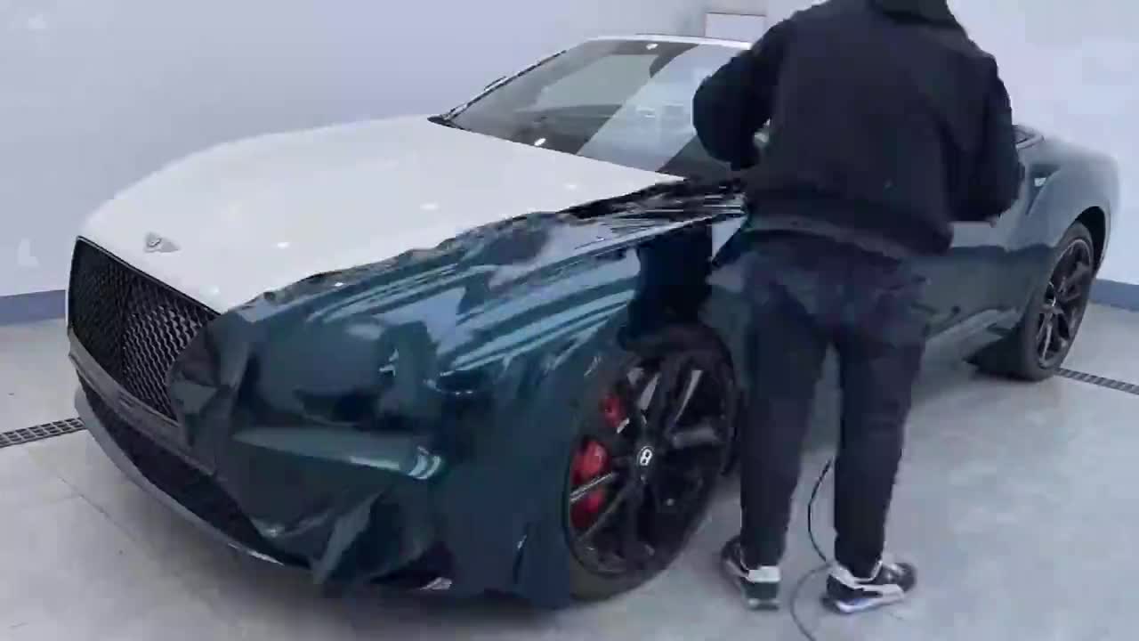 宾利贴上墨绿色车衣，这样的双拼色让宾利彻底不再低调！