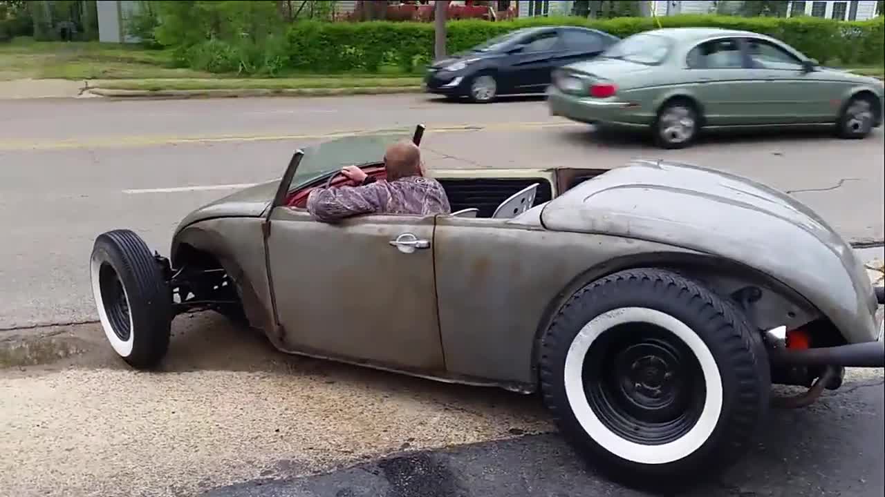 国外修车师傅改装了一辆敞篷车，刚完工就开出去秀漂移！