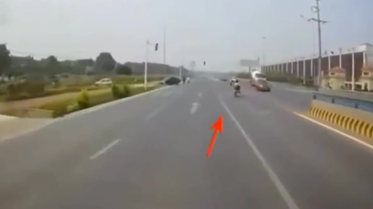 监控实拍，女子带着孩子挑衅大货车，真以为货车司机不敢撞吗