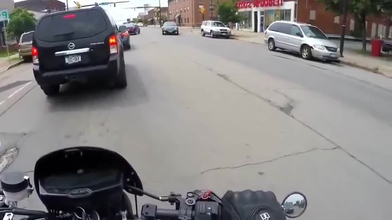 监控实拍：摩托车小伙刚要走，就直接被轿车女司机追尾！