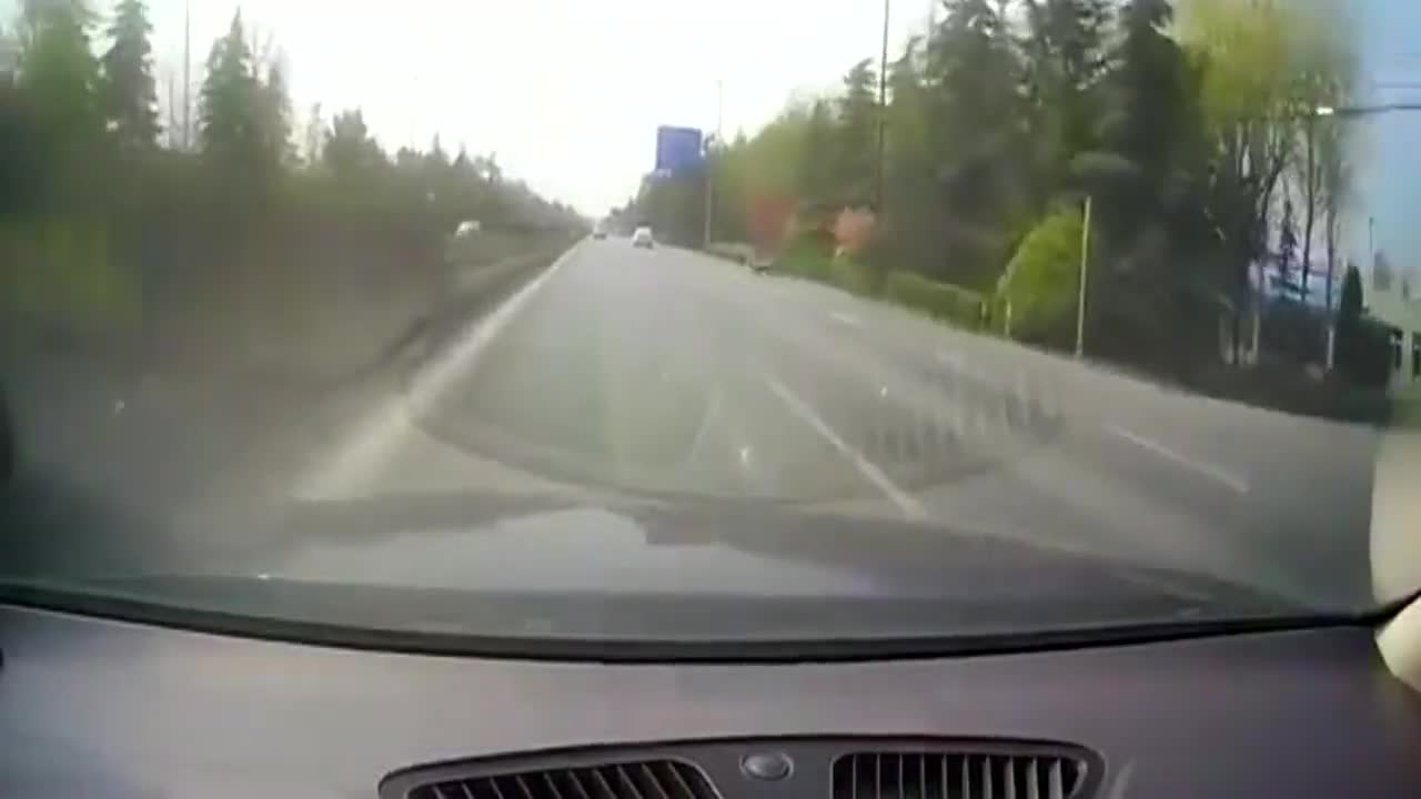 全国车祸实拍：马路上，同行轿车挡住我的视线，险些撞上老大爷！