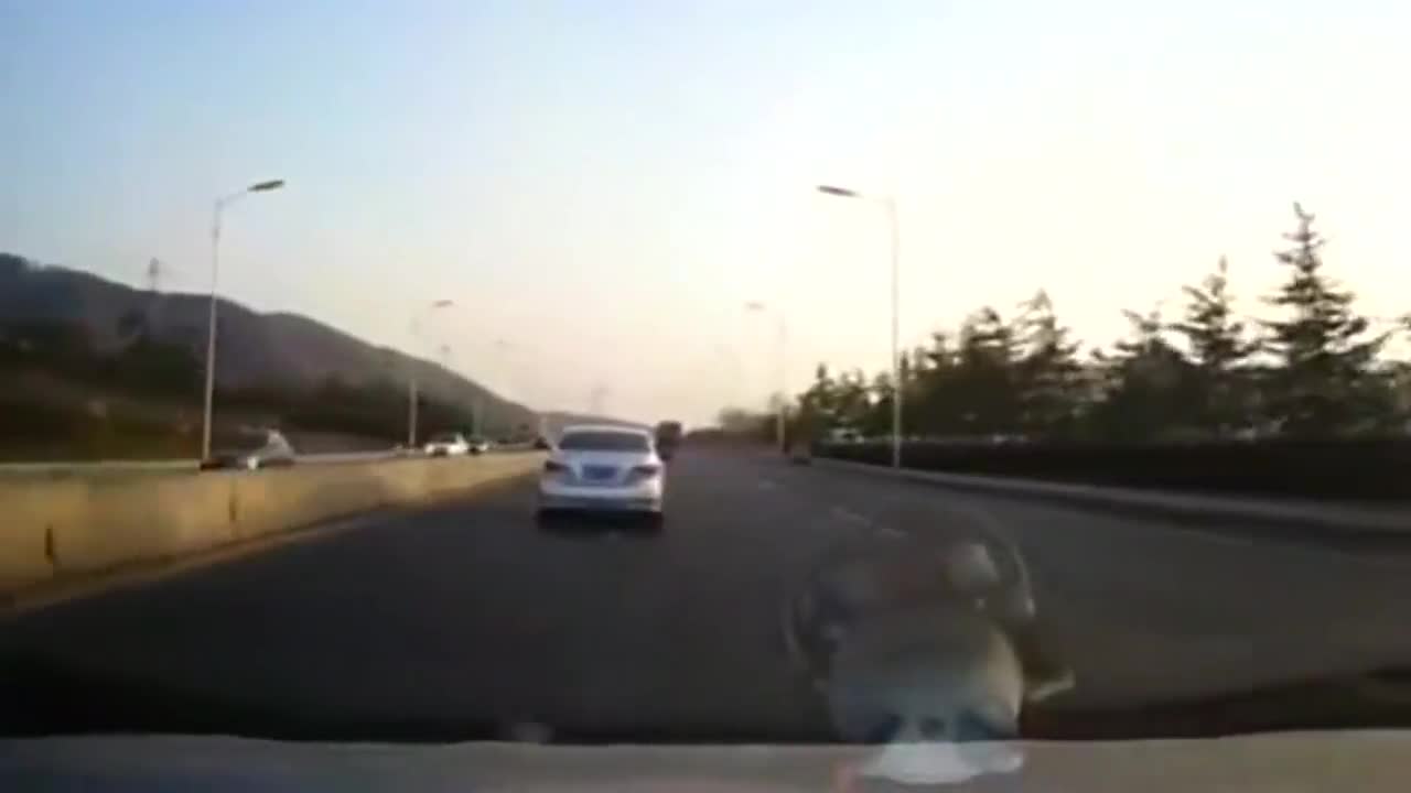 全国车祸实拍：摩托车突然连续变道，吓得司机急刹车，瞬间失控！