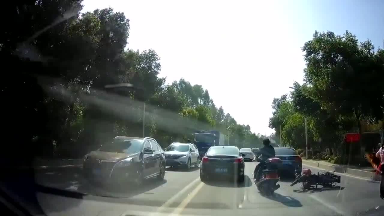 实拍车祸现场，轿车和电动车相撞，画面太残忍