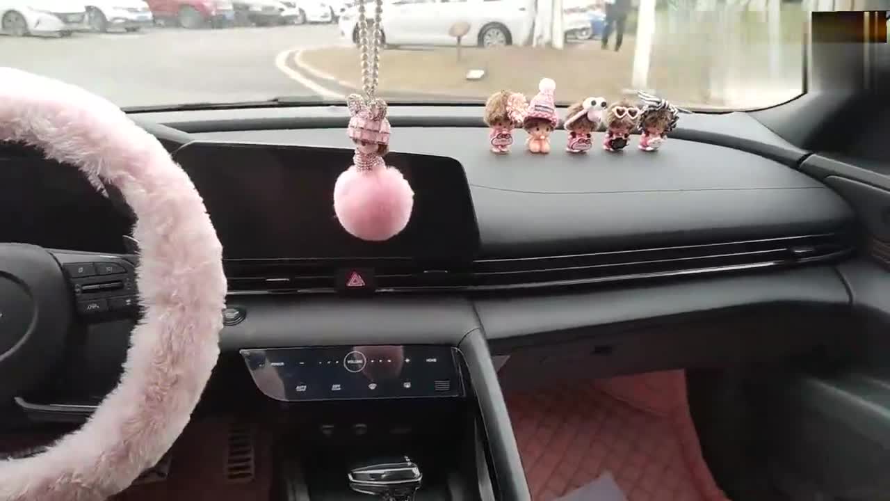 探店实拍现代第七代伊兰特，车内科技感不错，粉色系你爱了吗？