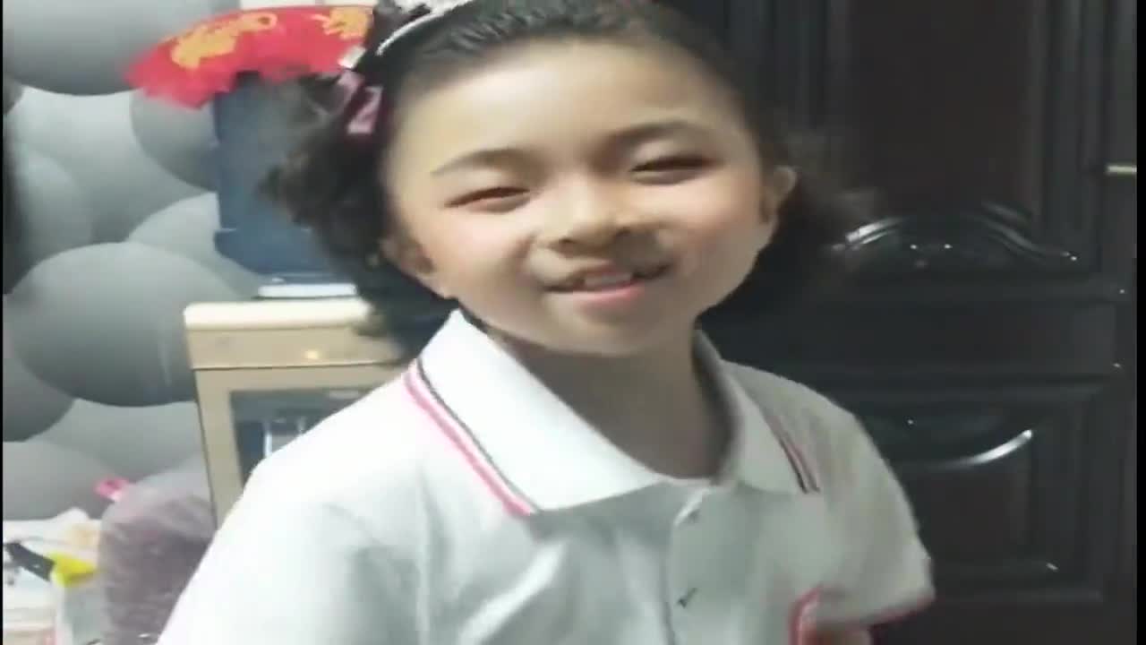 李欣蕊刚学会一首歌,就立马唱给爸爸听,这孩子真是太懂事了!
