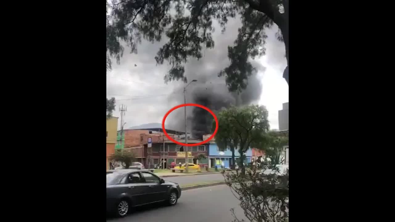 实拍哥伦比亚一化学品仓库爆炸轿车瞬间被炸飞数十米