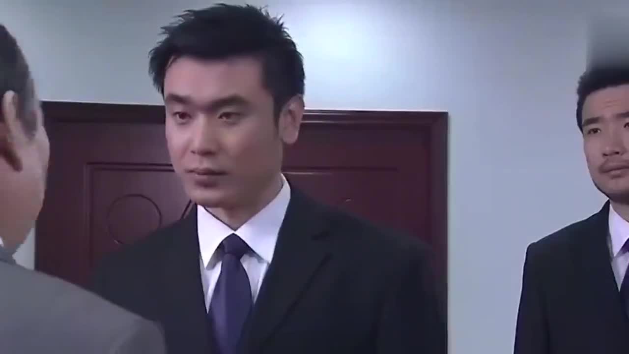 青春不言败:吴老板老奸巨猾,让儿子盯住阿红,拽着姑娘是啥意思