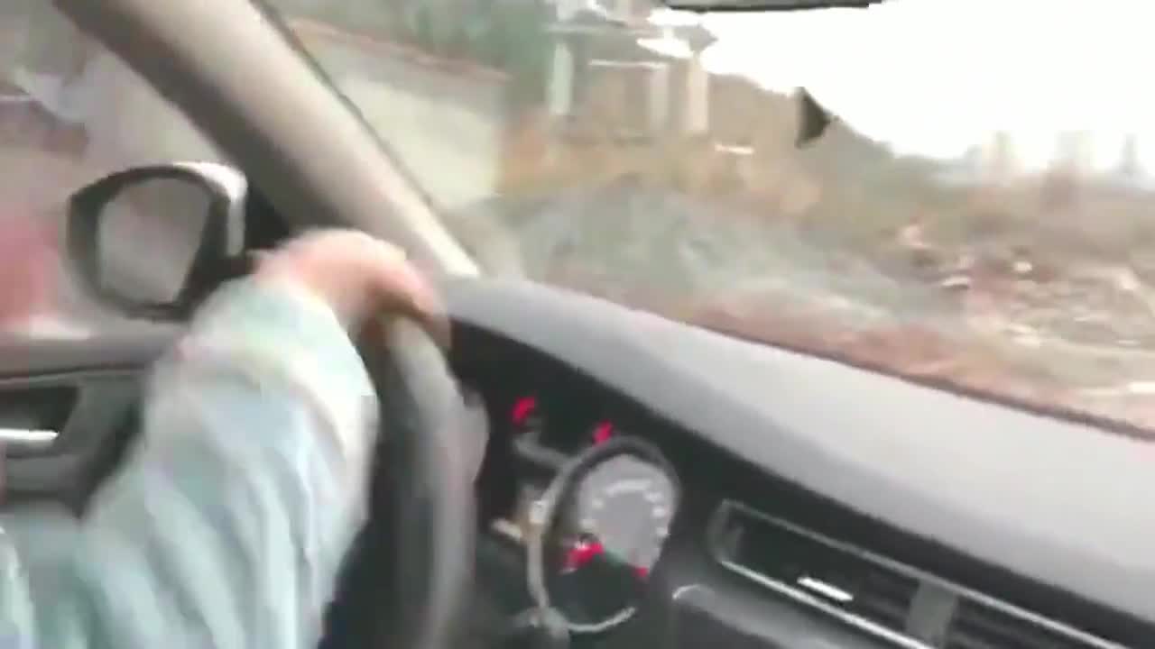 女司机上路后有多猛方向盘打的六亲不认我算是见识了