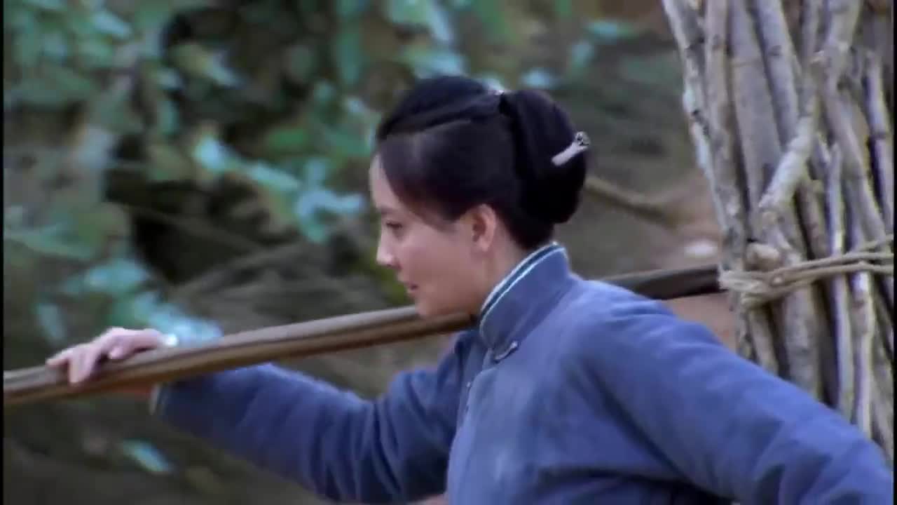 二炮手贼九尾随杨巧儿一路上装模作样没想到婆婆看出端倪