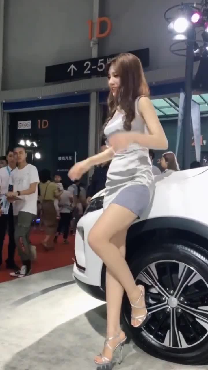 车展现场小姐姐，你们别着急等我摆好姿势再拍
