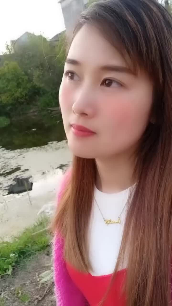 背后就是我的家乡有我这位简单朴素的女孩