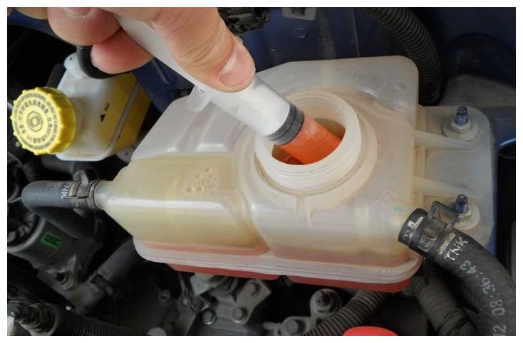 五油、四滤、三水到底是什么？了解后汽车保养才不会被坑！